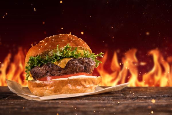 Glanzvoller Gastronomiecharakter in Rubinrot. Dieser Airstream hat eine Edelstahlausstattung, die sich manche wünschen würden.Die Länge misst 4.50 Meter - ohne Deichsel, Sonderausstattung